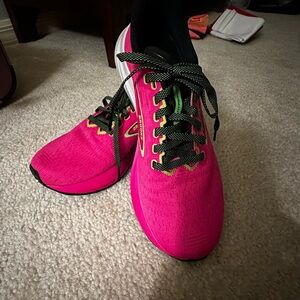 Brooks Women's Hyperion Vibrant Pink Athletic Shoes